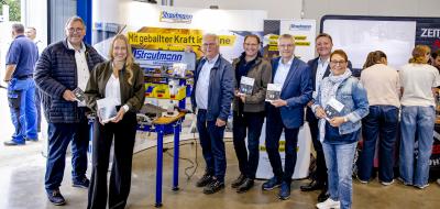 Personengruppe in einer Werkhalle
