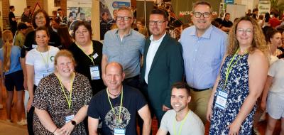 Personengruppe in einem Foyer