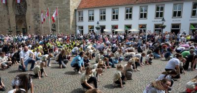 Menschenmenge auf einem Platz, historische Gebäude im Hintergrund