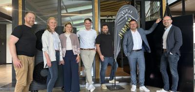 Gruppe von Personen vor Eingangstür