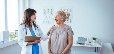 Ärztin und Patientin im Behandlungszimmer