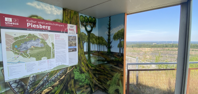 Schutzhütte auf einem Berg mi Blick ins Land