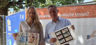 2 Personen vor Bauzaun