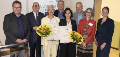 Gruppe von Personen mit Blumen