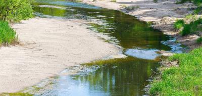 Flußbett mit wenig Wasser