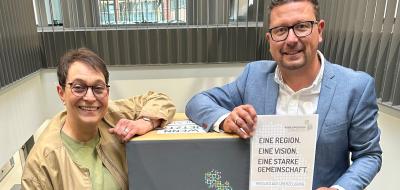 2 Personen mit Plakat