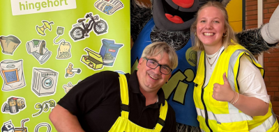 2 Personen vor Plakat