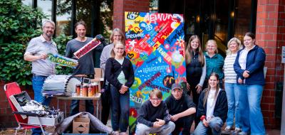 Gruppe von Personen mit Wandgemälde