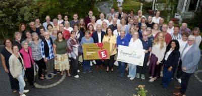 Gruppenfoto mit vielenPersonen und Plakat
