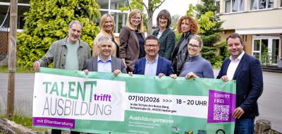 Personengruppe mit großem Banner vor sich