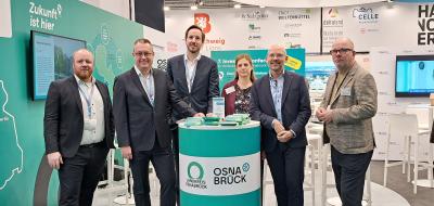 Gruppe von Personen auf Messestand