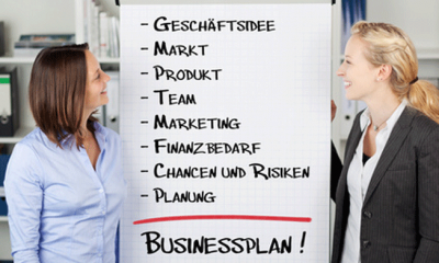 Zwei Frauen stehen an einem Flipchart