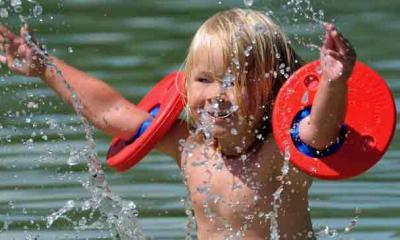 Badesee mit Kind im Wasser
