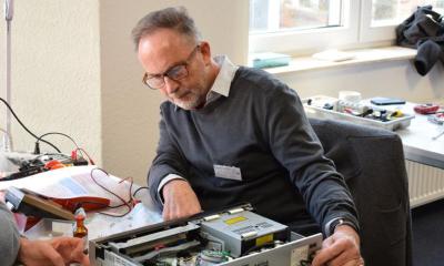Zwei Personen in Werkstatt