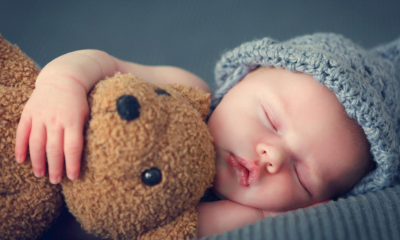 Baby mit Teddy