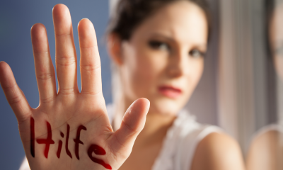 Frau zeigt Handfläche mit dem Wort "Hilfe"