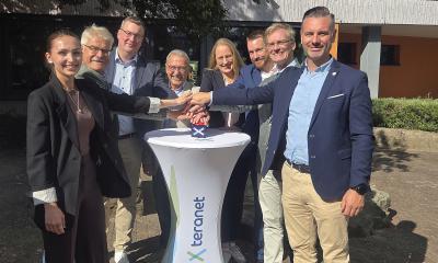 Gruppe von Personen um Stehtisch