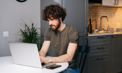 Mann an Küchentisch