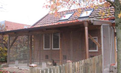 Geflügelstall mit überdachter Voliere