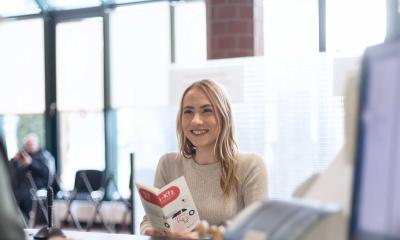 Eine Person an einem Behördenschalter