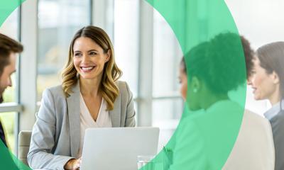 Vier Personen sizen an einem Tisch.