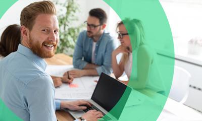 Vier Personen sitzen an einem Tisch.