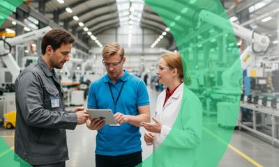 Drei Personen in einer Werkhalle