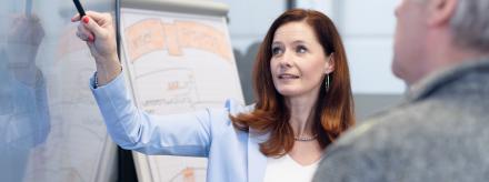 Zwei Personen stehen vor einem Display.