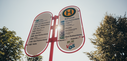 Haltestellenschild mit verschiedenen Station der Linie