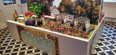Playmobilfiguren auf und vor einer Festivalbühne