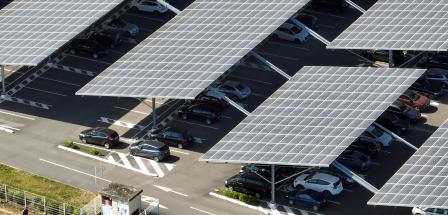 Solardächer über Parkplatz