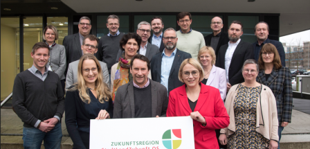 Gruppe von Personen mit Plakat