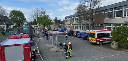 Feuerwehr und Rettungsfahrzeuge vor einem Schulgebäude