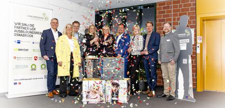 Gruppe von Personen im Konfettiregen