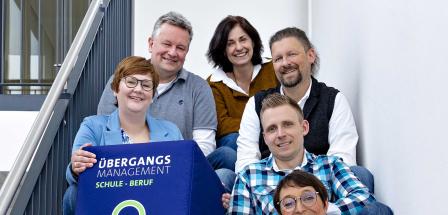 6 Personen auf einer Treppe sitzend