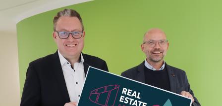 2 Personen mit Plakat