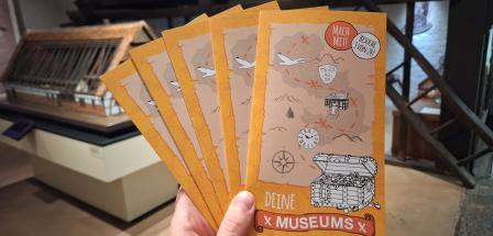Hand hält Flyer