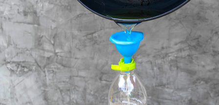Öl wird in eine Flasche gegossen