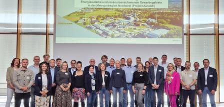 Gruppe von Personen auf Bühne