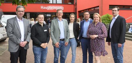 Gruppe von Personen vor Schule