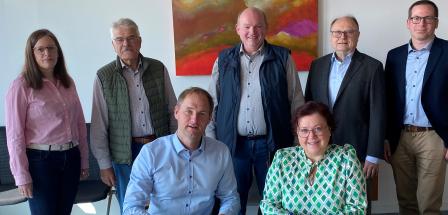 Gruppe vor Personen vor Schreibtisch