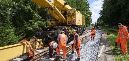 Kran auf einer Eisenbahnschiene