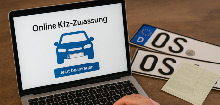 Ein Laptop und zwei Kfz-Kennzeichen auf einem Tisch