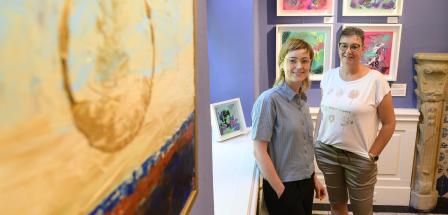 Zwei Personen in einem Ausstellungsraum