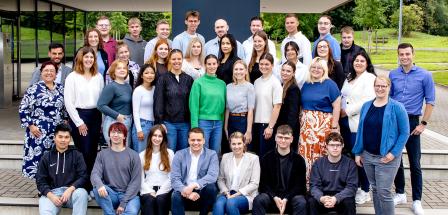 Gruppenfoto mit neuen Nachwuchskräften