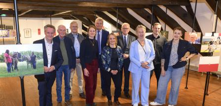 Gruppe von Personen im Museum