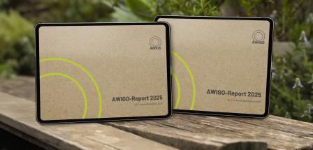 Zwei Tablet-Computer auf einem Holztisch im Freien
