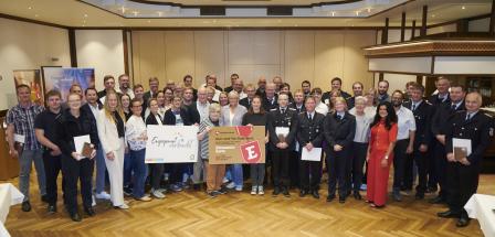 Gruppenfoto mit vielen Menschen