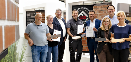 Personengruppe steht ein einem Ausstellungsraum