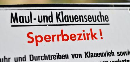 Warnschild für einen Maul- und Klauenseuche Sperrbezirk